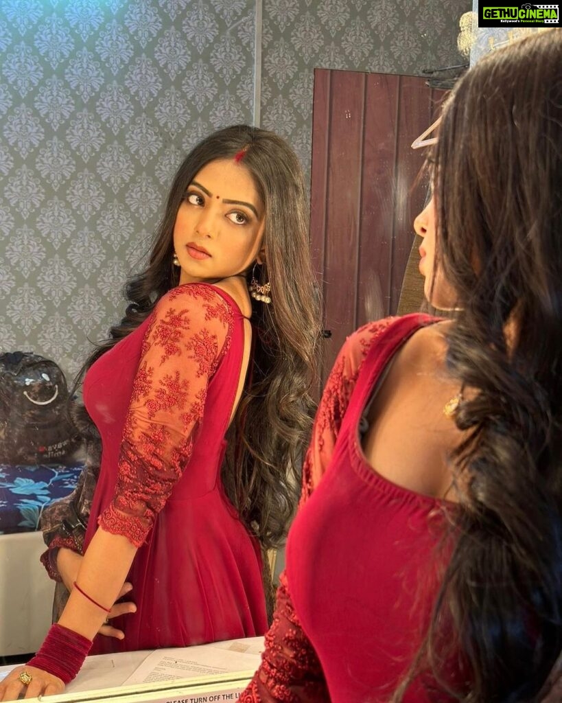 Khushi Dubey Instagram - Let your eyes do the talk….🍁 . . #khushidubey #khushians #chikki #chikkisharma #red #suit #traditional #indian #ethnic #hotstar #mirrorpics #fashion #beauty