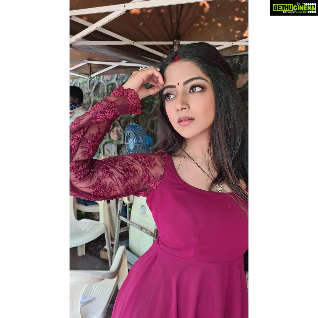 Khushi Dubey Instagram - Kehteeee hai yeh deewani ,mastaaani hoooo gaiiiiiiiiii🍁 . . . #khushidubey #khushians #chikki #chikkisharma #aashiqana #aashiqanaonhotstar #aashiqana2onhotstar #red #maroon #net #laced #indian #ethnic #fashion #beauty #daylight