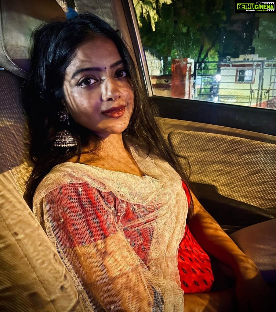 Khushi Dubey Instagram - Cause we all get lost sometimes ya’ know…🍁 . 📷 @zaynibadkhan . #khushidubey #suit #red #traditional #perfect #click #shadows #khushians #indian #ethnic #net #beauty #carshots #cute #festive