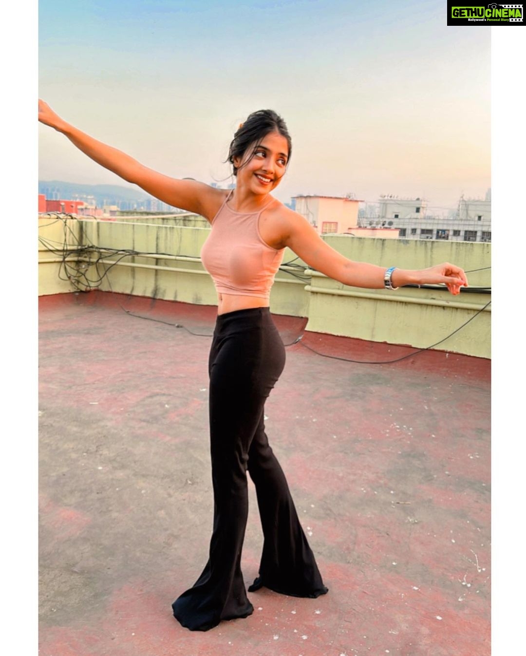 Khushi Dubey Instagram - Retro vibesss🍁 . . . #khushidubey #khushians #khushi #terrace #retro #bun #random #trending #picoftheday #serene #aashiqana #season3 #comingup #instamood India