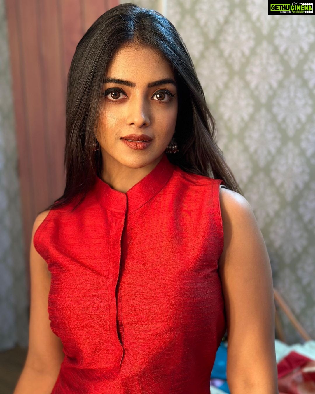 Khushi Dubey Instagram - Happy Makar Sankranti guyss!♥️🌸 Season 3 on it’s way…💫 . . . #khushidubey #khushi #khushians #red #makarsankranti #suit #traditional #indian #chikkisharma #aashiqana #chikki #shine #festive India