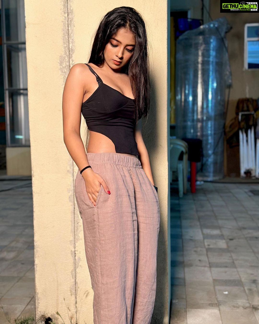 Khushi Dubey Instagram - On the sets… #aashiqana3 coming soon♥️ . . . #khushidubey #khushians #khushi #chikki #chikkisharma #aashiqana #set #location #shoot #hotstar #mood #season3