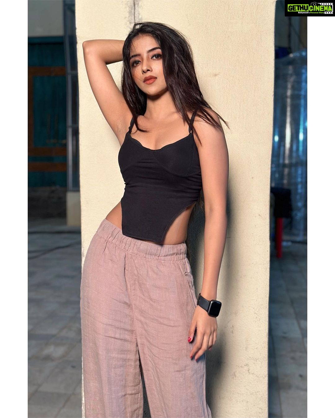 Khushi Dubey Instagram - On the sets… #aashiqana3 coming soon♥️ . . . #khushidubey #khushians #khushi #chikki #chikkisharma #aashiqana #set #location #shoot #hotstar #mood #season3