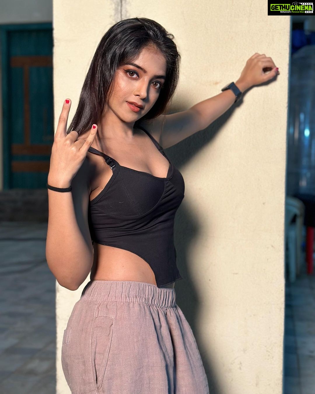 Khushi Dubey Instagram - On the sets… #aashiqana3 coming soon♥️ . . . #khushidubey #khushians #khushi #chikki #chikkisharma #aashiqana #set #location #shoot #hotstar #mood #season3