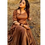 Khushi Dubey Instagram - Let’s wander where the wifi is weakkk!!🍁 . . #khushidubey #khushi #khushians #love #live #cute #chikki #chikkisharma #aashiqana #aashiqana2onhotstar #disneyplushotstar #hotstar #brown #suit #indian #scenery #landscape #mountains #shoot #climax Mumbai, Maharashtra