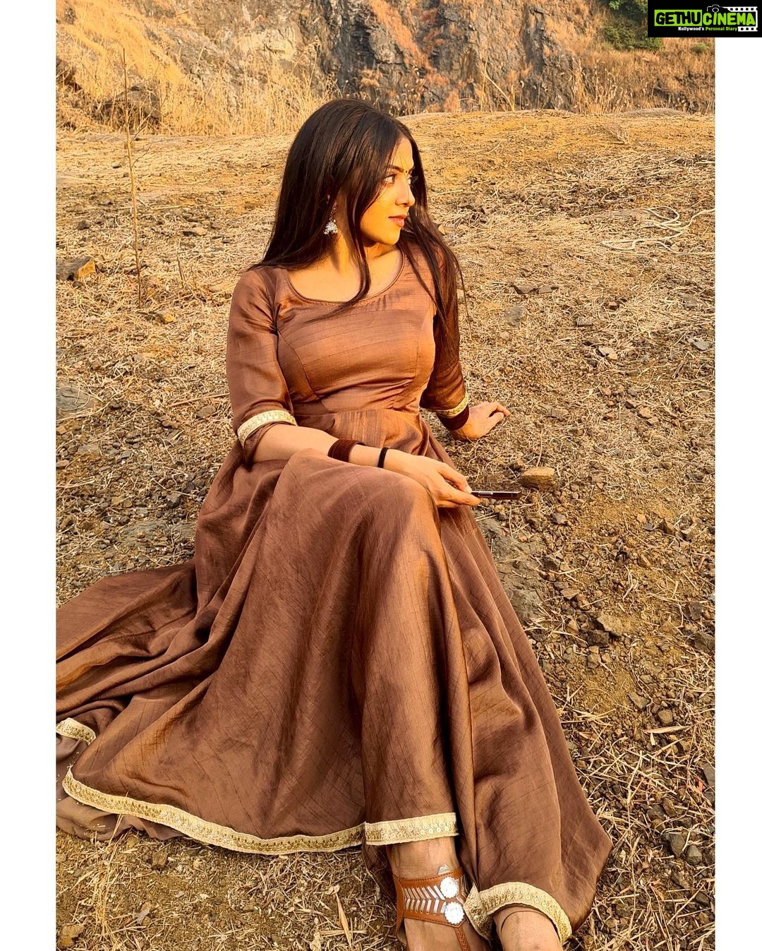 Khushi Dubey Instagram - Let’s wander where the wifi is weakkk!!🍁 . . #khushidubey #khushi #khushians #love #live #cute #chikki #chikkisharma #aashiqana #aashiqana2onhotstar #disneyplushotstar #hotstar #brown #suit #indian #scenery #landscape #mountains #shoot #climax Mumbai, Maharashtra