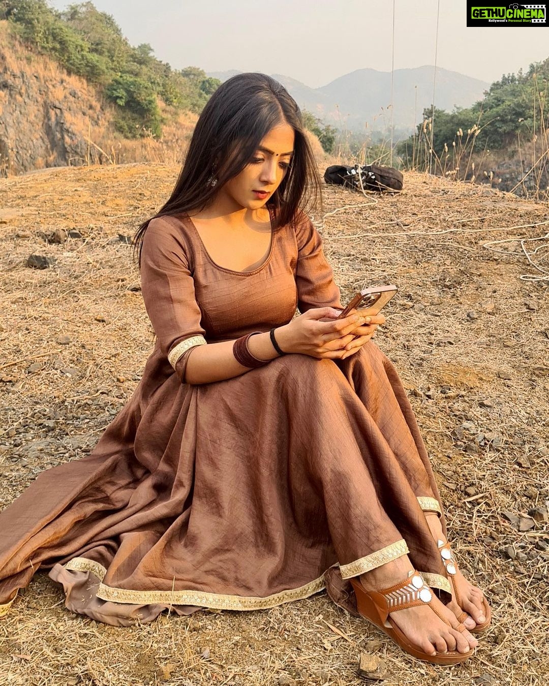 Khushi Dubey Instagram - Let’s wander where the wifi is weakkk!!🍁 . . #khushidubey #khushi #khushians #love #live #cute #chikki #chikkisharma #aashiqana #aashiqana2onhotstar #disneyplushotstar #hotstar #brown #suit #indian #scenery #landscape #mountains #shoot #climax Mumbai, Maharashtra