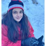 Khushi Dubey Instagram - Dashing through the snoww!!!! Merry Christmas guyss♥️🎄 In frame: Me and Santaa! . . #khushidubey #zaynibadkhan #christmas #merrychristmas #santa #jinglebells #snow #winter #season #festive #xmas #santaclause #christmasvibes #manali #cute #khushians #smile Manali, Himachal Pradesh