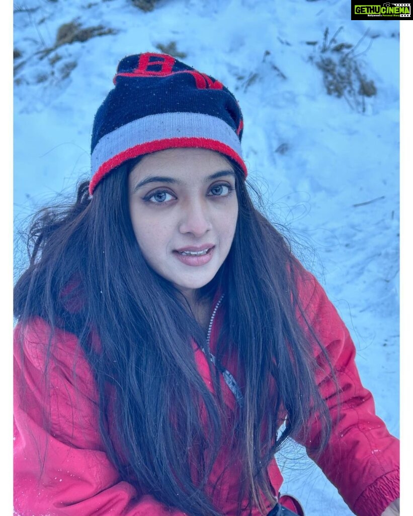 Khushi Dubey Instagram - Dashing through the snoww!!!! Merry Christmas guyss♥️🎄 In frame: Me and Santaa! . . #khushidubey #zaynibadkhan #christmas #merrychristmas #santa #jinglebells #snow #winter #season #festive #xmas #santaclause #christmasvibes #manali #cute #khushians #smile Manali, Himachal Pradesh