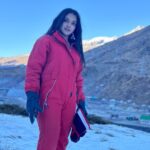 Khushi Dubey Instagram - Dashing through the snoww!!!! Merry Christmas guyss♥️🎄 In frame: Me and Santaa! . . #khushidubey #zaynibadkhan #christmas #merrychristmas #santa #jinglebells #snow #winter #season #festive #xmas #santaclause #christmasvibes #manali #cute #khushians #smile Manali, Himachal Pradesh
