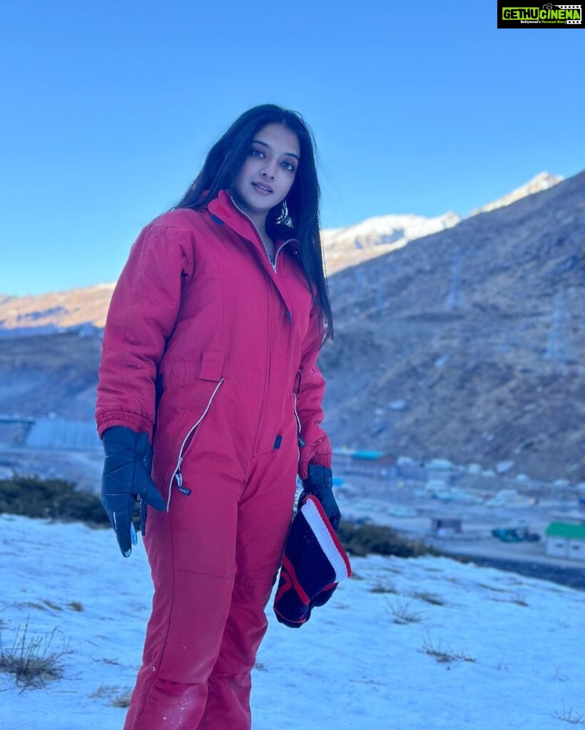 Khushi Dubey Instagram - Dashing through the snoww!!!! Merry Christmas guyss♥️🎄 In frame: Me and Santaa! . . #khushidubey #zaynibadkhan #christmas #merrychristmas #santa #jinglebells #snow #winter #season #festive #xmas #santaclause #christmasvibes #manali #cute #khushians #smile Manali, Himachal Pradesh