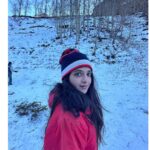 Khushi Dubey Instagram - Dashing through the snoww!!!! Merry Christmas guyss♥️🎄 In frame: Me and Santaa! . . #khushidubey #zaynibadkhan #christmas #merrychristmas #santa #jinglebells #snow #winter #season #festive #xmas #santaclause #christmasvibes #manali #cute #khushians #smile Manali, Himachal Pradesh