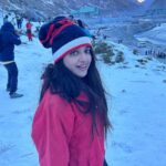 Khushi Dubey Instagram - Dashing through the snoww!!!! Merry Christmas guyss♥️🎄 In frame: Me and Santaa! . . #khushidubey #zaynibadkhan #christmas #merrychristmas #santa #jinglebells #snow #winter #season #festive #xmas #santaclause #christmasvibes #manali #cute #khushians #smile Manali, Himachal Pradesh