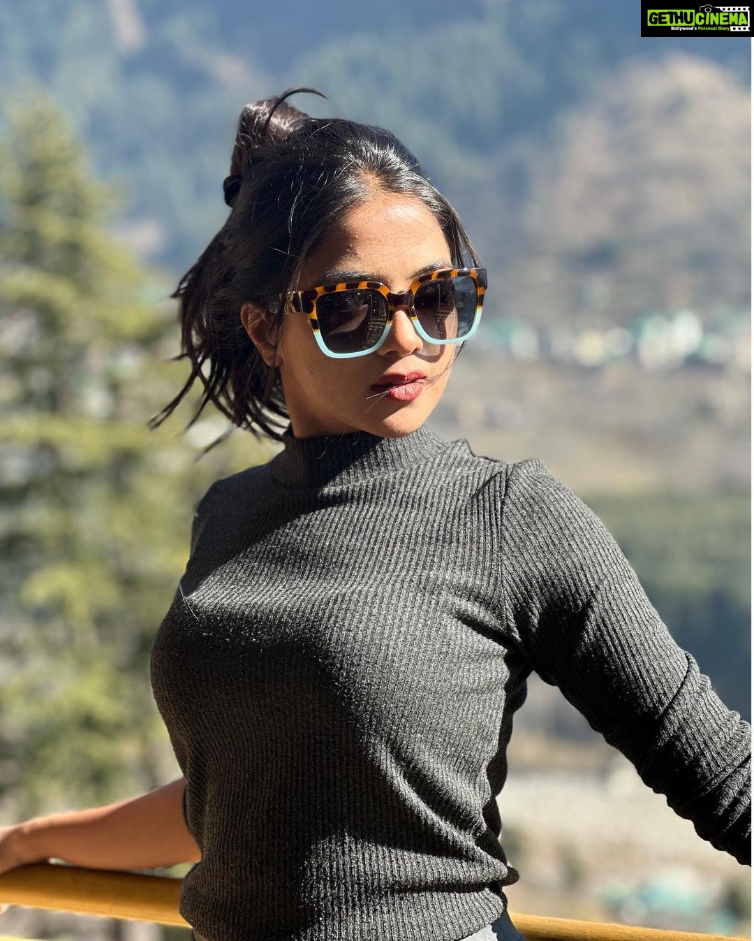Khushi Dubey Instagram - 📍Where the whirling clouds embrace the peaks…. . . #khushidubey #khushians #mountains #view #peaks #manali #scenic #nature #beauty Manali, Himachal Pradesh