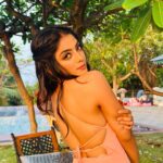 Khushi Dubey Instagram - Here’s a few from my birthday!!!😘 . . . #khushidubey #birthday #chikki #peach #pink #dress #party #chikkisharma #birthdaygirl #sunkissed #happy #love India