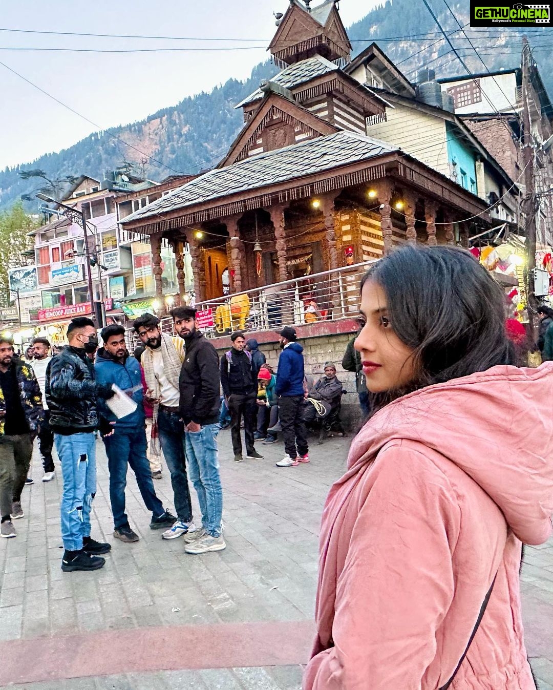 Khushi Dubey Instagram - Sit back and swipeeee!!!😎♥️ . . . #khushidubey #zaynibadkhan #khushi #zayn #zayshi #fun #manali #market #scenery #beauty #favorite #snow #winters #swipe #cute #happy #love #daywellspent Manali, Himachal Pradesh