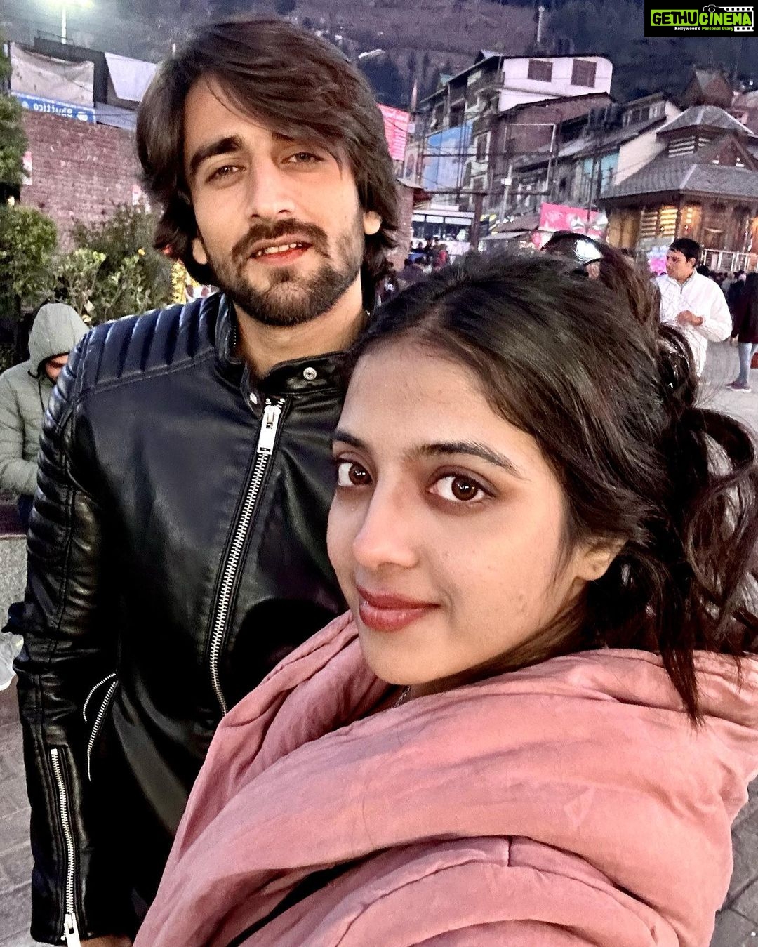 Khushi Dubey Instagram - Sit back and swipeeee!!!😎♥️ . . . #khushidubey #zaynibadkhan #khushi #zayn #zayshi #fun #manali #market #scenery #beauty #favorite #snow #winters #swipe #cute #happy #love #daywellspent Manali, Himachal Pradesh
