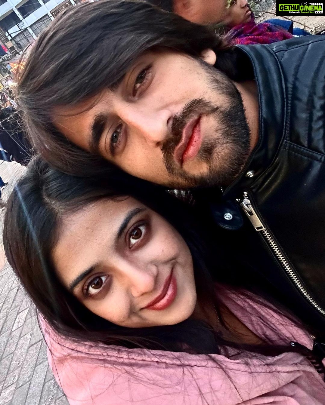 Khushi Dubey Instagram - Sit back and swipeeee!!!😎♥️ . . . #khushidubey #zaynibadkhan #khushi #zayn #zayshi #fun #manali #market #scenery #beauty #favorite #snow #winters #swipe #cute #happy #love #daywellspent Manali, Himachal Pradesh