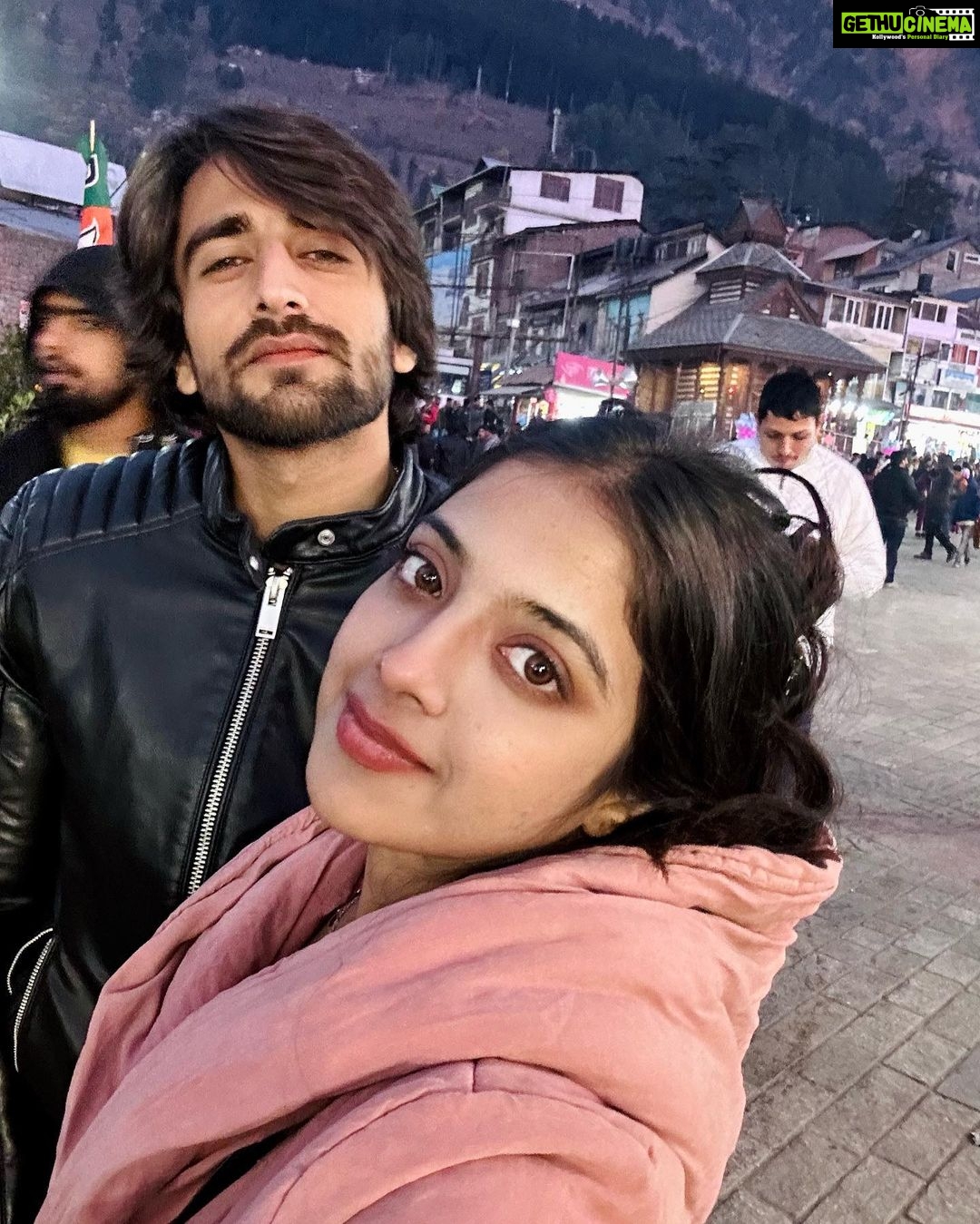 Khushi Dubey Instagram - Sit back and swipeeee!!!😎♥️ . . . #khushidubey #zaynibadkhan #khushi #zayn #zayshi #fun #manali #market #scenery #beauty #favorite #snow #winters #swipe #cute #happy #love #daywellspent Manali, Himachal Pradesh