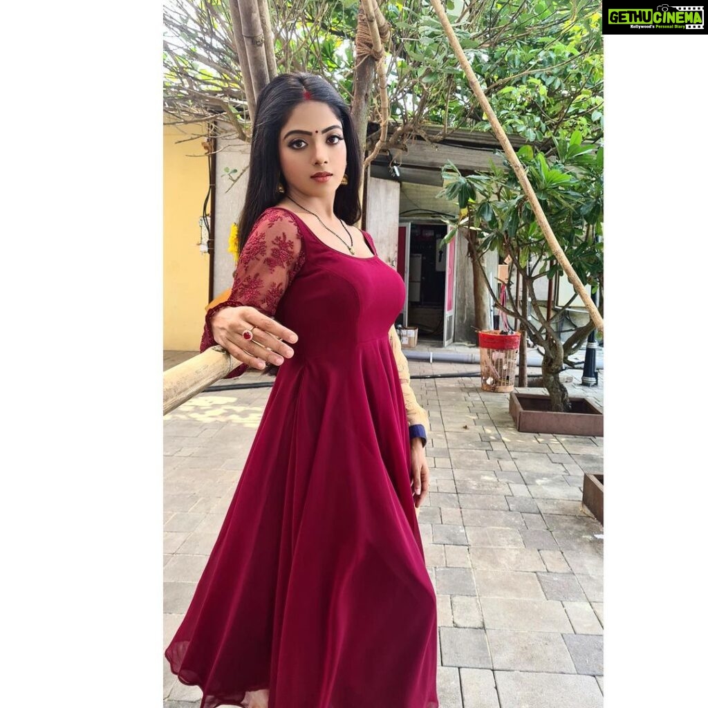 Khushi Dubey Instagram - Kehteeee hai yeh deewani ,mastaaani hoooo gaiiiiiiiiii🍁 . . . #khushidubey #khushians #chikki #chikkisharma #aashiqana #aashiqanaonhotstar #aashiqana2onhotstar #red #maroon #net #laced #indian #ethnic #fashion #beauty #daylight