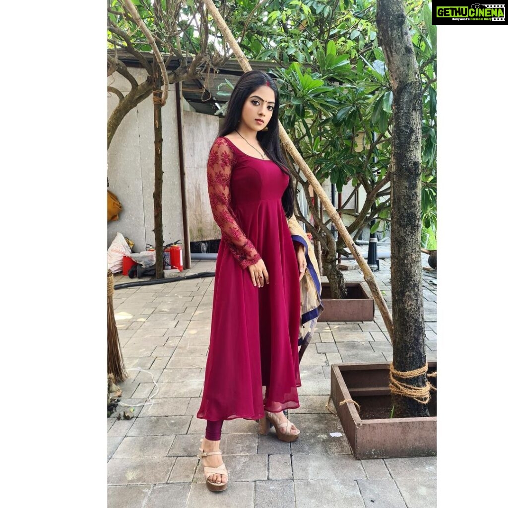 Khushi Dubey Instagram - Kehteeee hai yeh deewani ,mastaaani hoooo gaiiiiiiiiii🍁 . . . #khushidubey #khushians #chikki #chikkisharma #aashiqana #aashiqanaonhotstar #aashiqana2onhotstar #red #maroon #net #laced #indian #ethnic #fashion #beauty #daylight