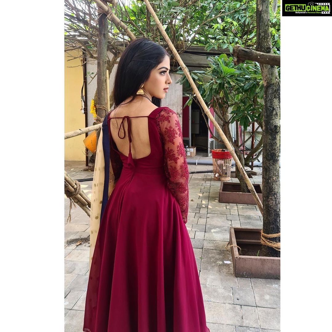 Khushi Dubey Instagram - Kehteeee hai yeh deewani ,mastaaani hoooo gaiiiiiiiiii🍁 . . . #khushidubey #khushians #chikki #chikkisharma #aashiqana #aashiqanaonhotstar #aashiqana2onhotstar #red #maroon #net #laced #indian #ethnic #fashion #beauty #daylight
