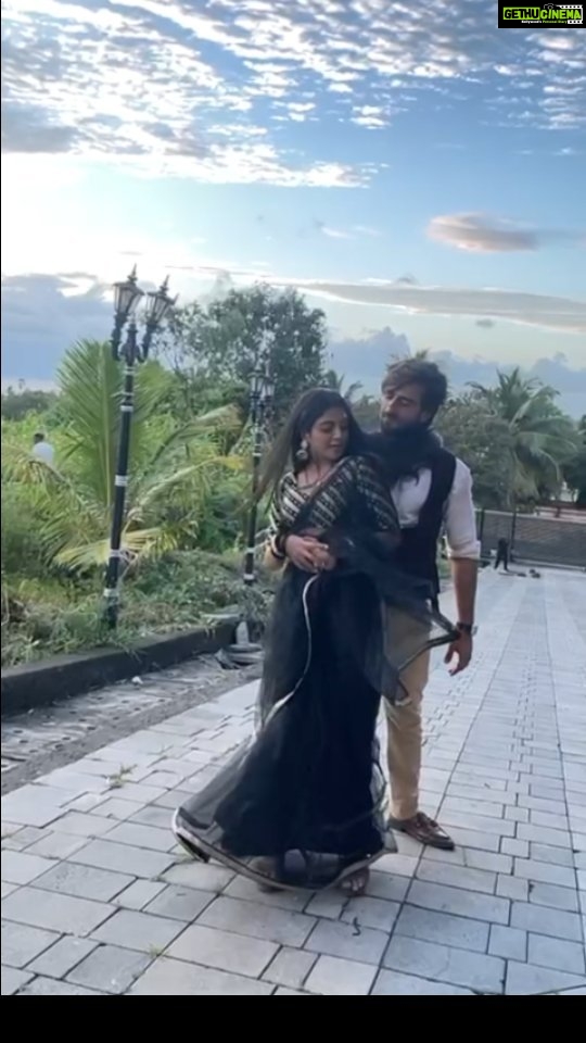 Khushi Dubey Instagram - The power of hair flipsπππ P.s. Sorry Yash.... jo kiya isne kiya!π @zaynibadkhan . Also, please do try these stunts at home guys!!π₯ . . . #yakki #zayshi #khushidubey #zaynibadkhan #khushians #chikkisharma #chikki #yash #aashiqana2onhotstar #aashiqana #hotstar #couplegoals #favcouple #love #funny #romance #hairflips