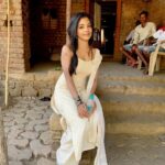 Khushi Dubey Instagram - Feltttt so beautiful touching the heart of the city through these villagesss!♥️✨ #shoot #aashiqana . . . #khushidubey #chikkisharma #aashiqanaonhotstar #aashiqana4 #season4 #chikki #location #village #love #cute