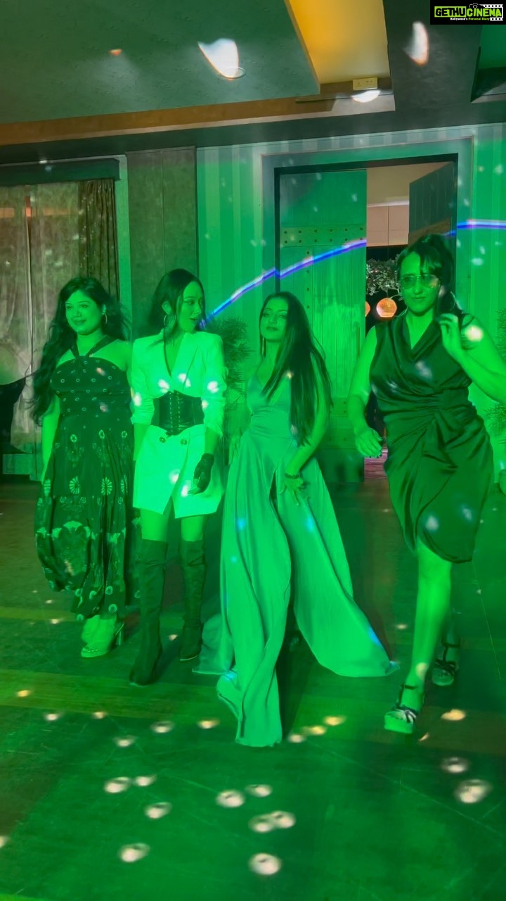 Khushi Dubey Instagram - Are you ready for #aashiqana #2 ? #walkthewalk with them #ladies @gulenaghmakhan @aanchalbudhirajaa @_khushidubey_ π #streamingnow @disneyplushotstar #aboutlastnight #launchparty #bestnight π« . #chikki #jia Madh Island Shooting
