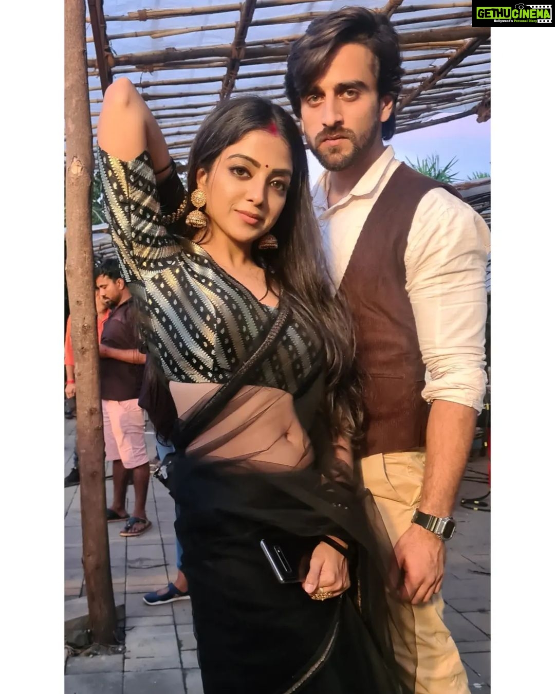 Khushi Dubey Instagram - Waiting for tonightttttttt!!!!❤️🔥 . . @disneyplushotstar @gulkhan @genkstudio . . . . #khushidubey #zaynibadkhan #aashiqana #aashiqanas2 #season2 #disneyplushotstar #hotstar #gulkhan #genkstudios #saree #black #ootd #chikki #yash #yakki #chikkisharma #tonight #release On Your Screen