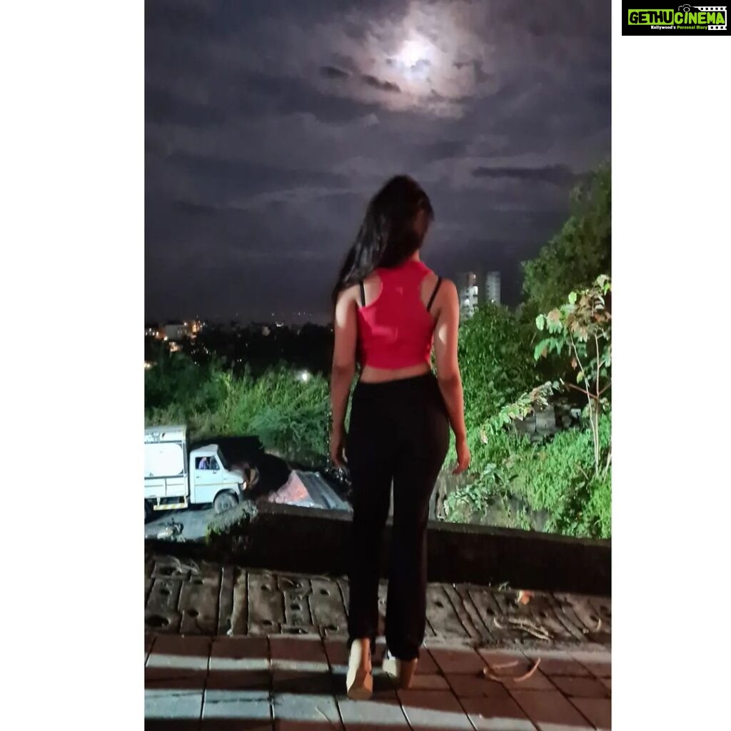 Khushi Dubey Instagram - Lost under the spell of moon... #latenight packup scenes💙 . . . . #khushidubey #night #dark #packup #scenes #khushians #chikki #chikkisharma #aashiqana #moonlight #moon #shadows #nature #love #midnight #nightvibes