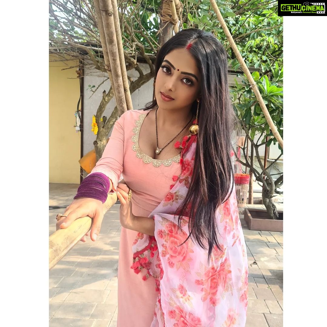 Khushi Dubey Instagram - Did your heart skip a beat?.... #khushidubey #pink #chikki #chikki #chikkisharma #suit #Aashiqana #aashiqanas2 #hotstar #disneyplushotstar #indian #ethnic #fashion #stylediaries #chikkilooks #floral
