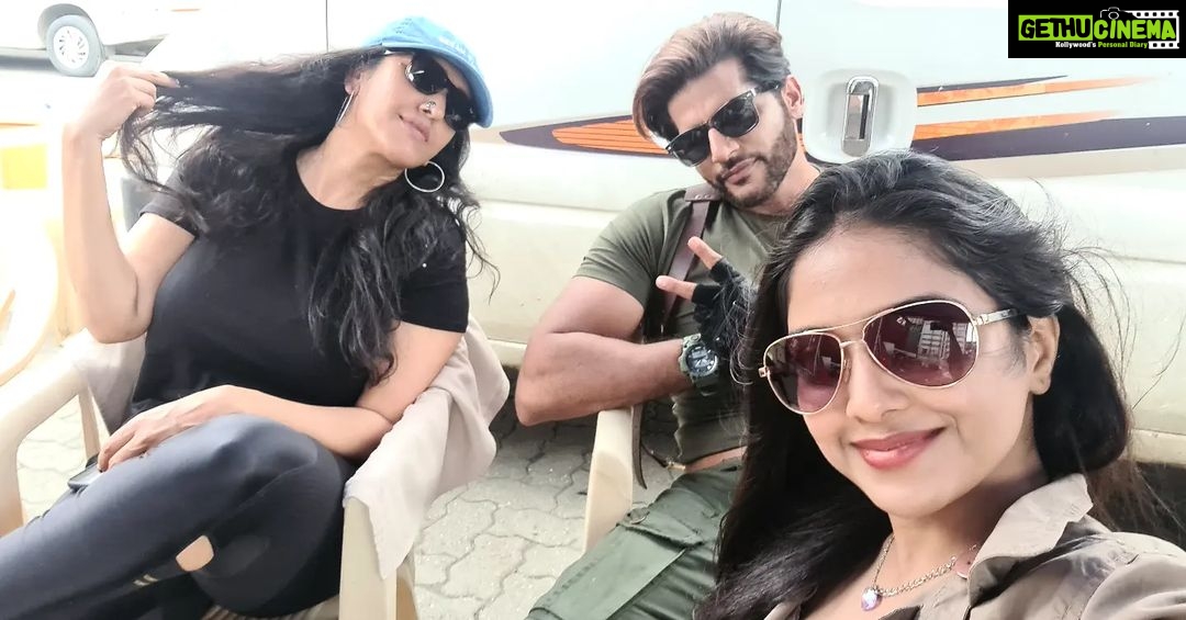 Khushi Dubey Instagram - In frame: 2 of the most inspiring personalities❤️🔥 @gulenaghmakhan @karanvirbohra . . . #gulkhan #karanvirbohra #Aashiqana #sets #Aashiqanas2 #season2 #love #shoot #squad #khushidubey #khushians #bts #fun #squadgoals #trio #pictureperfect #cute