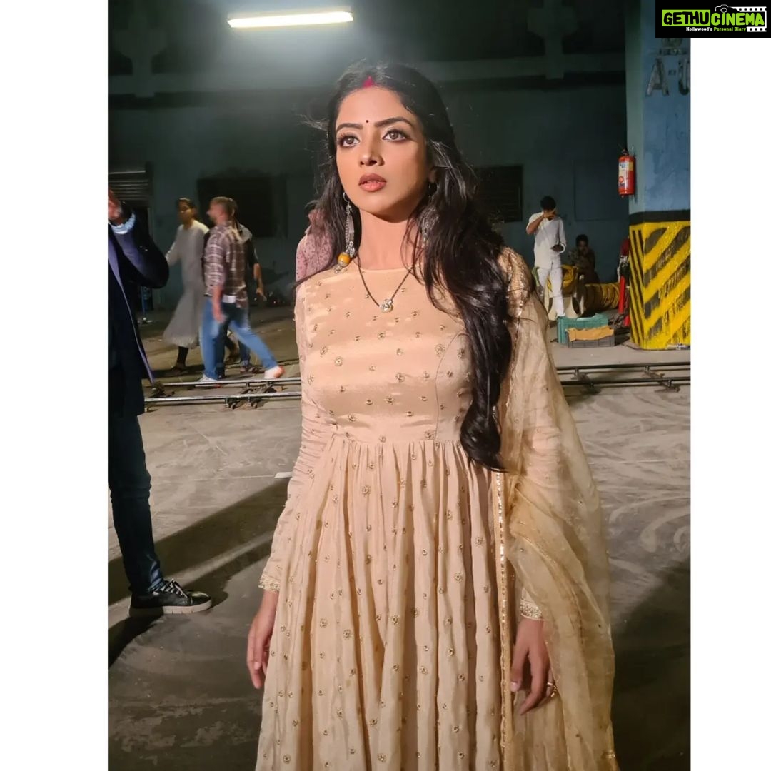 Khushi Dubey Instagram - Humko aajkal hai intezaar.. Koi aaye leke murder ke mausam main pyaar❤️🔥.... From the sets of Aashiqana S2🤎 #khushidubey #aashiqanaonhotstar #aashiqanas2 #chikki #chikkisharma #khushi #Aashiqana #hotstar #disneyplushotstar #yakki #love #romance #pyaar #drama #murderkemausammaipyaar #gulkhan #genkstudios #season2 #soon #comingup #bts #sets