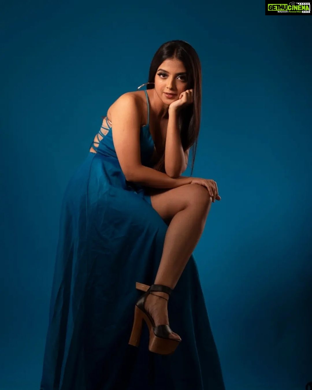 Khushi Dubey Instagram - Too hard for you to fathom 'eh?...π . . . #khushidubey #khushians #blue #photooftheday #photoshoot #love #poser #potrait #photoshoot #gown #bodycon #fashion #style #love #beauty #deepblue