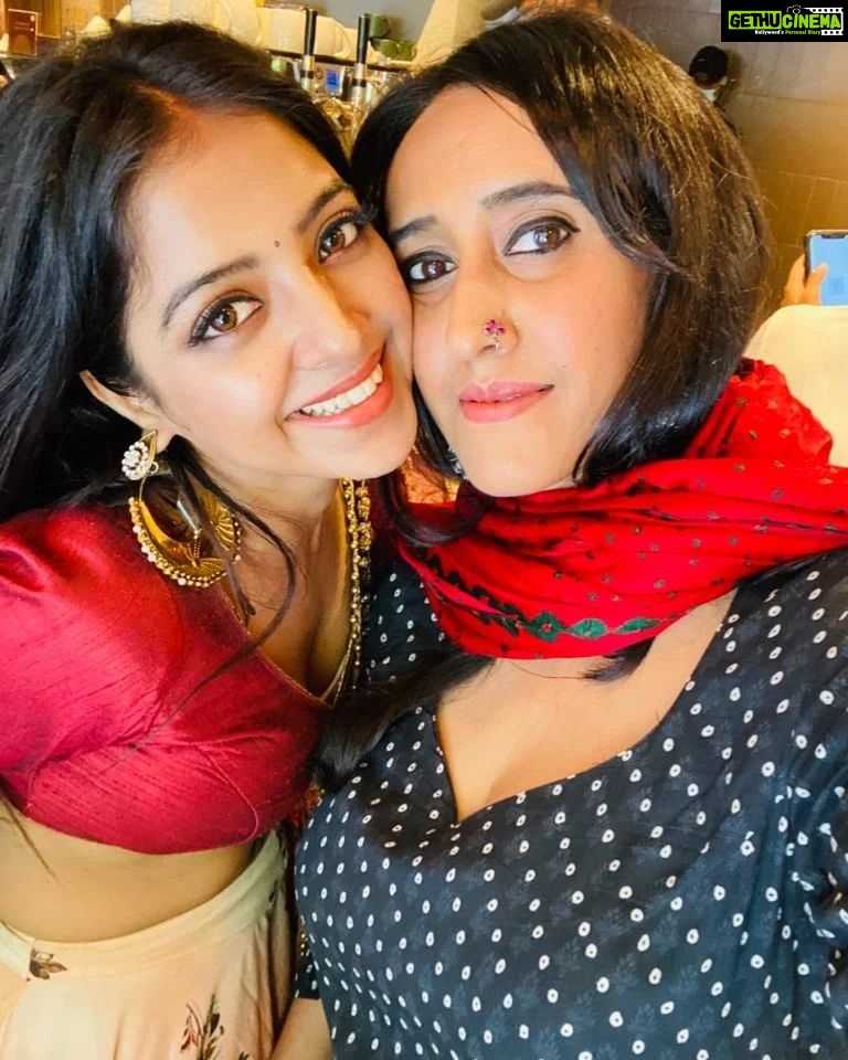 Khushi Dubey Instagram - Which is your favourite mood??😉🤭 With one of the most angelic souls I've ever met @gulenaghmakhan ❤️ P.s.Couldn't stop myself from postinggg all these lovely picss! . . . #khushidubey #gulkhan #aashiqana #hotstar #aashiqanaonhotstar #disneyplushotstar #ganpati #ganeshchaturthi #love #starbucks #selfie #selfie