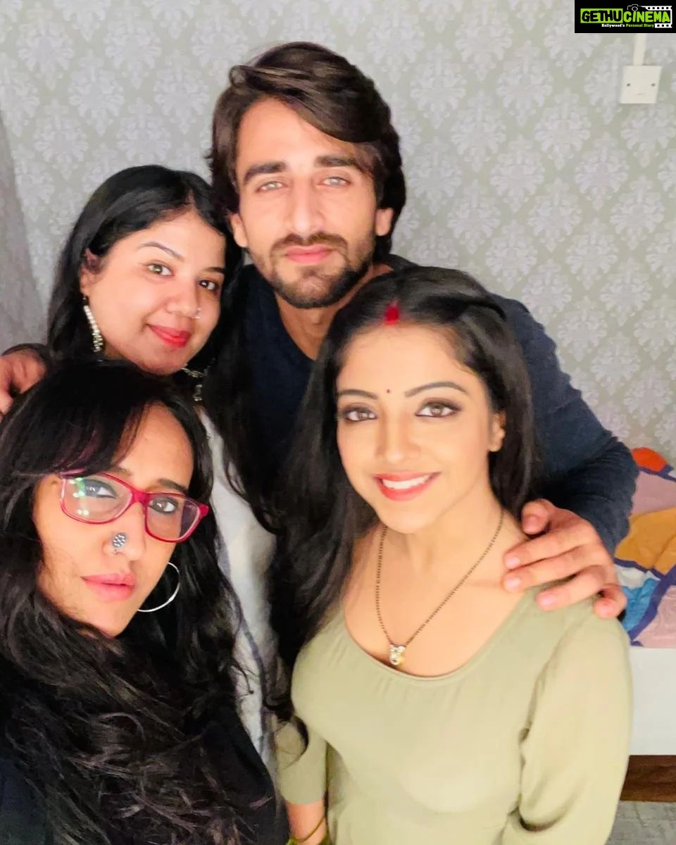 Khushi Dubey Instagram - Ever seen so many cuties in one frame??❤️ @gulenaghmakhan @zaynibadkhan @aanchalbudhirajaa . . . #gulkhan #zaynibadkhan #khushidubey #Aashiqana #aashiqanaonhotstar #hotstar #fantasticfour #love #fam #cute