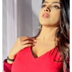 Khushi Dubey Instagram - Let modesty be your crown…. Wear it like a Queen♥️ . . . #khushidubey #khushi #chikki #chikkisharma #aashiqana #hotstar #red #indian #ethnic #grace