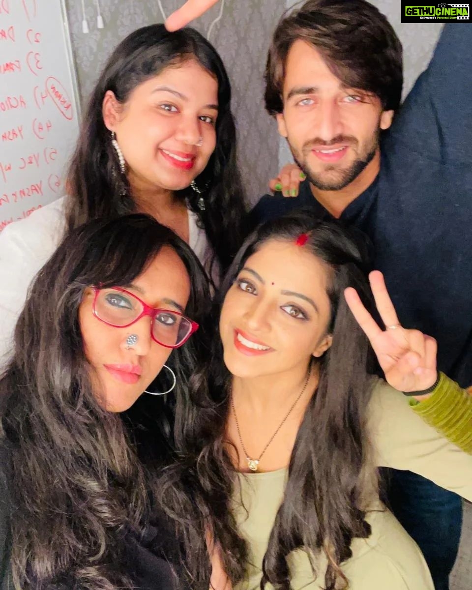 Khushi Dubey Instagram - Ever seen so many cuties in one frame??❤️ @gulenaghmakhan @zaynibadkhan @aanchalbudhirajaa . . . #gulkhan #zaynibadkhan #khushidubey #Aashiqana #aashiqanaonhotstar #hotstar #fantasticfour #love #fam #cute