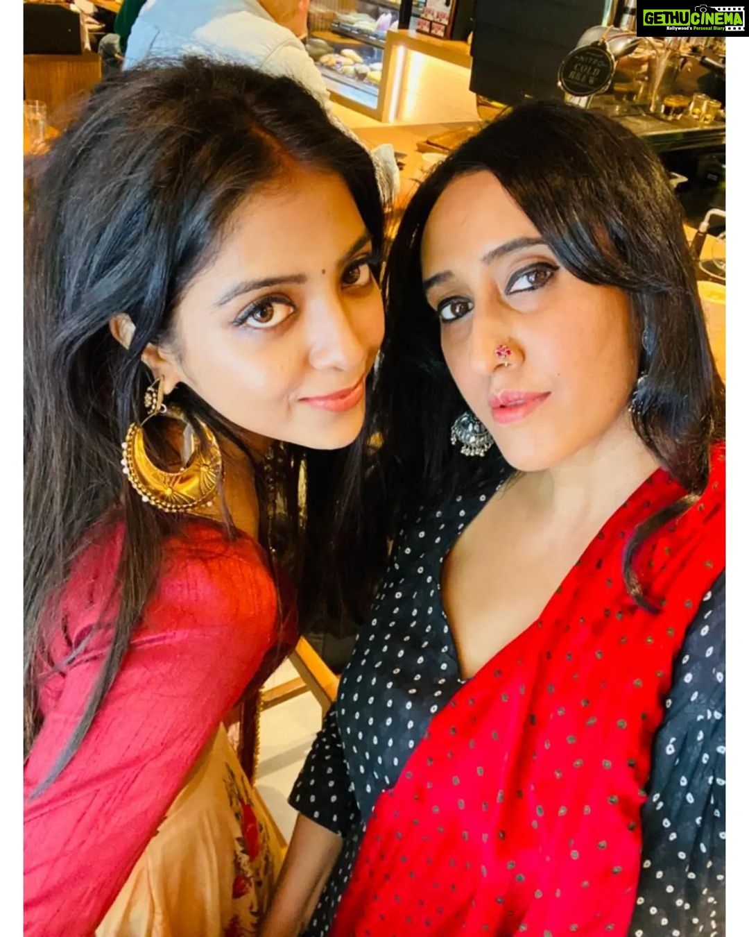 Khushi Dubey Instagram - Which is your favourite mood??😉🤭 With one of the most angelic souls I've ever met @gulenaghmakhan ❤️ P.s.Couldn't stop myself from postinggg all these lovely picss! . . . #khushidubey #gulkhan #aashiqana #hotstar #aashiqanaonhotstar #disneyplushotstar #ganpati #ganeshchaturthi #love #starbucks #selfie #selfie