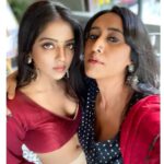 Khushi Dubey Instagram - Which is your favourite mood??😉🤭 With one of the most angelic souls I've ever met @gulenaghmakhan ❤️ P.s.Couldn't stop myself from postinggg all these lovely picss! . . . #khushidubey #gulkhan #aashiqana #hotstar #aashiqanaonhotstar #disneyplushotstar #ganpati #ganeshchaturthi #love #starbucks #selfie #selfie