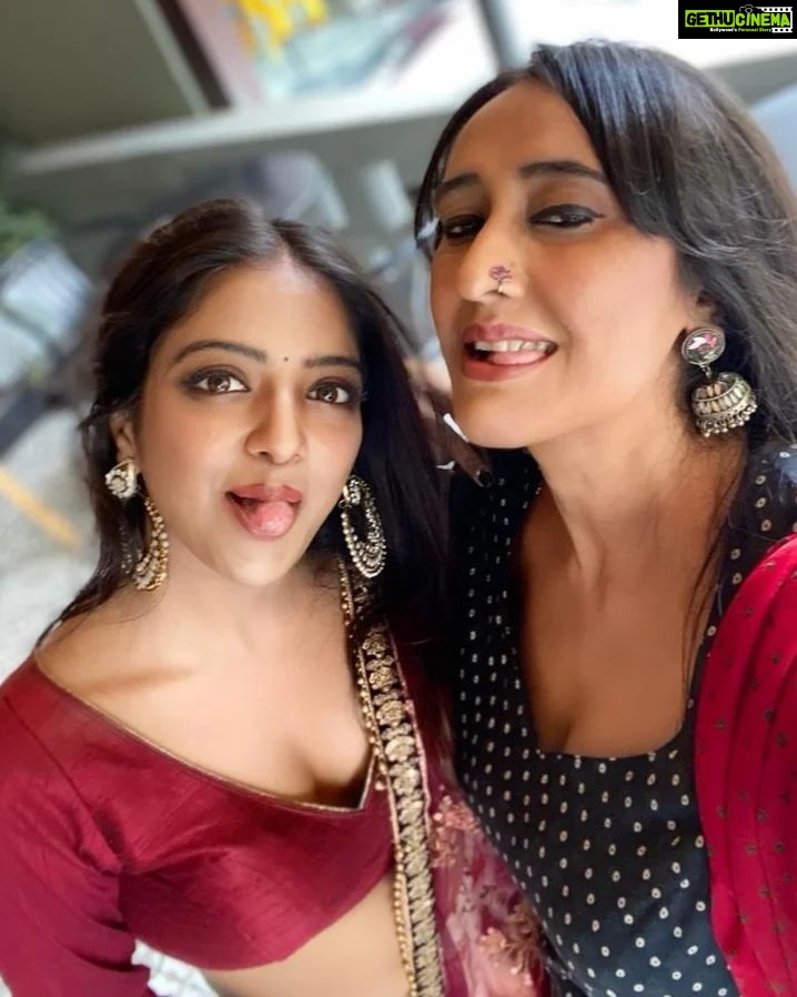 Khushi Dubey Instagram - Which is your favourite mood??😉🤭 With one of the most angelic souls I've ever met @gulenaghmakhan ❤️ P.s.Couldn't stop myself from postinggg all these lovely picss! . . . #khushidubey #gulkhan #aashiqana #hotstar #aashiqanaonhotstar #disneyplushotstar #ganpati #ganeshchaturthi #love #starbucks #selfie #selfie