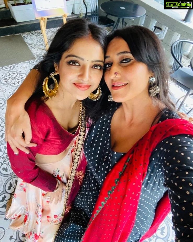 Khushi Dubey Instagram - Which is your favourite mood??😉🤭 With one of the most angelic souls I've ever met @gulenaghmakhan ❤️ P.s.Couldn't stop myself from postinggg all these lovely picss! . . . #khushidubey #gulkhan #aashiqana #hotstar #aashiqanaonhotstar #disneyplushotstar #ganpati #ganeshchaturthi #love #starbucks #selfie #selfie