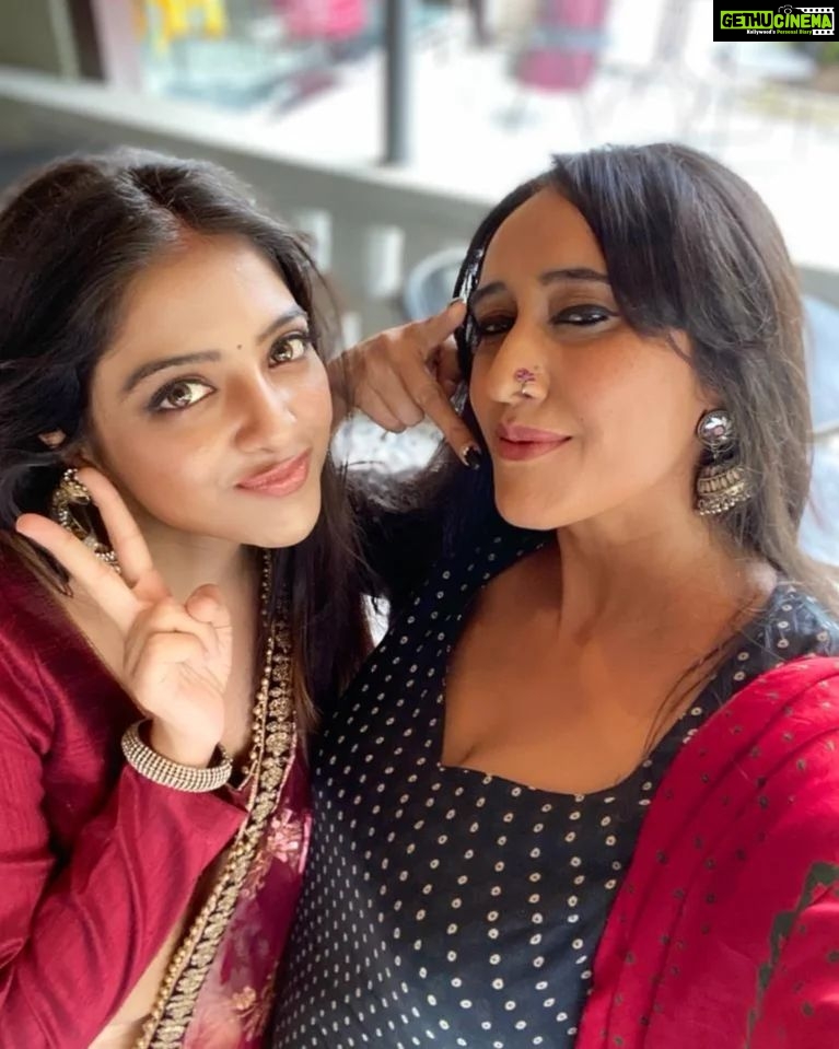Khushi Dubey Instagram - Which is your favourite mood??😉🤭 With one of the most angelic souls I've ever met @gulenaghmakhan ❤️ P.s.Couldn't stop myself from postinggg all these lovely picss! . . . #khushidubey #gulkhan #aashiqana #hotstar #aashiqanaonhotstar #disneyplushotstar #ganpati #ganeshchaturthi #love #starbucks #selfie #selfie