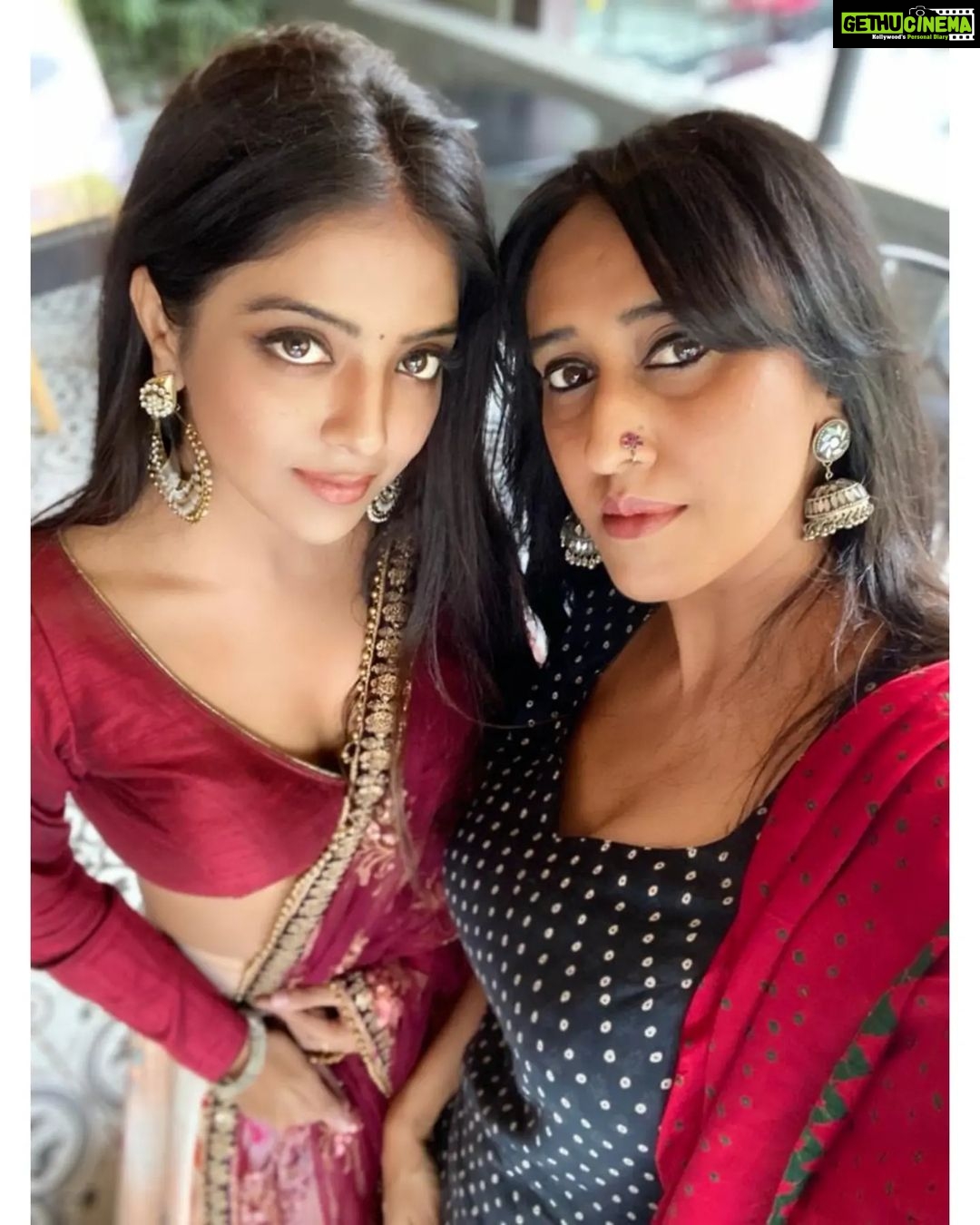 Khushi Dubey Instagram - Which is your favourite mood??😉🤭 With one of the most angelic souls I've ever met @gulenaghmakhan ❤️ P.s.Couldn't stop myself from postinggg all these lovely picss! . . . #khushidubey #gulkhan #aashiqana #hotstar #aashiqanaonhotstar #disneyplushotstar #ganpati #ganeshchaturthi #love #starbucks #selfie #selfie