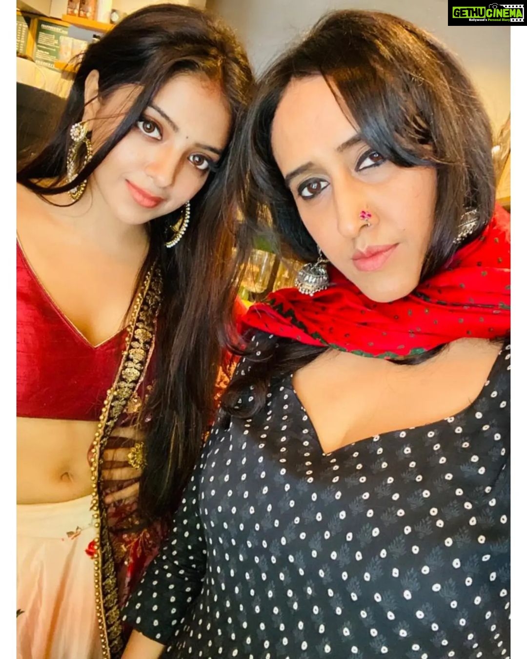 Khushi Dubey Instagram - Which is your favourite mood??😉🤭 With one of the most angelic souls I've ever met @gulenaghmakhan ❤️ P.s.Couldn't stop myself from postinggg all these lovely picss! . . . #khushidubey #gulkhan #aashiqana #hotstar #aashiqanaonhotstar #disneyplushotstar #ganpati #ganeshchaturthi #love #starbucks #selfie #selfie