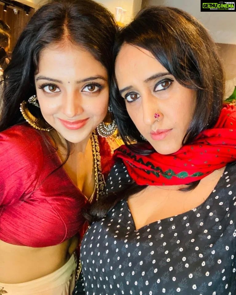 Khushi Dubey Instagram - Which is your favourite mood??😉🤭 With one of the most angelic souls I've ever met @gulenaghmakhan ❤️ P.s.Couldn't stop myself from postinggg all these lovely picss! . . . #khushidubey #gulkhan #aashiqana #hotstar #aashiqanaonhotstar #disneyplushotstar #ganpati #ganeshchaturthi #love #starbucks #selfie #selfie