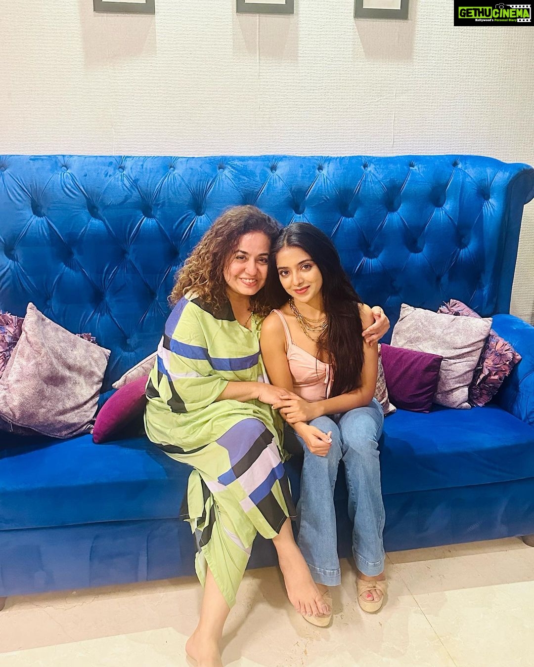 Khushi Dubey Instagram - Whatt a nostalgiaaaaaaaaa!!! Metttt thisss gorggg humannnn afterrrr literally decadesss after Dil Dhadakne Dooooo and it wasss beautifulllll!!❤️🔥 And alsoo can I just kidnap Yuvii ,Vandyyy!??😂♥️ @vandanasajnaniofficial #dildhadaknedo #love #life #ddd #metafterlongtime #nostalgia #memories #throwback #khushidubey #vandanasajnanikhattar