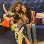 Khushi Dubey Instagram - Whatt a nostalgiaaaaaaaaa!!! Metttt thisss gorggg humannnn afterrrr literally decadesss after Dil Dhadakne Dooooo and it wasss beautifulllll!!❤️‍🔥 And alsoo can I just kidnap Yuvii ,Vandyyy!??😂♥️ @vandanasajnaniofficial #dildhadaknedo #love #life #ddd #metafterlongtime #nostalgia #memories #throwback #khushidubey #vandanasajnanikhattar