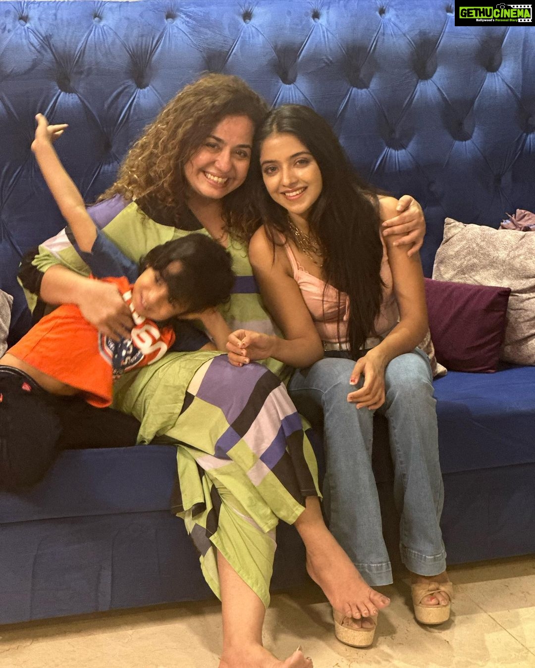 Khushi Dubey Instagram - Whatt a nostalgiaaaaaaaaa!!! Metttt thisss gorggg humannnn afterrrr literally decadesss after Dil Dhadakne Dooooo and it wasss beautifulllll!!❤️🔥 And alsoo can I just kidnap Yuvii ,Vandyyy!??😂♥️ @vandanasajnaniofficial #dildhadaknedo #love #life #ddd #metafterlongtime #nostalgia #memories #throwback #khushidubey #vandanasajnanikhattar